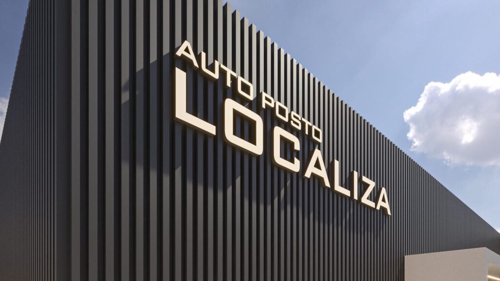 Fachada em brise vertical escuro com letreiro do Auto Posto Localiza, projeto da Niveo Arquitetura e Engenharia